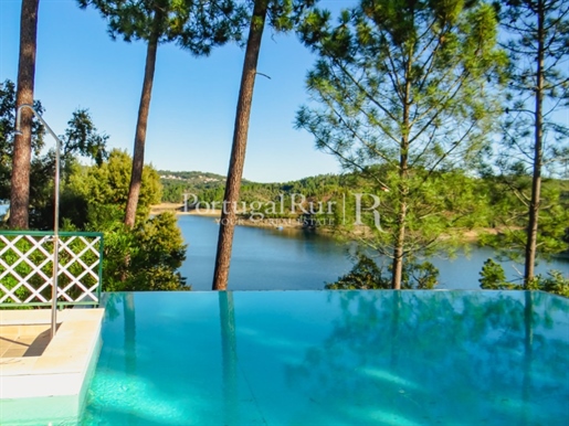 Villa with swimming pool and views over the Castelo de Bode dam