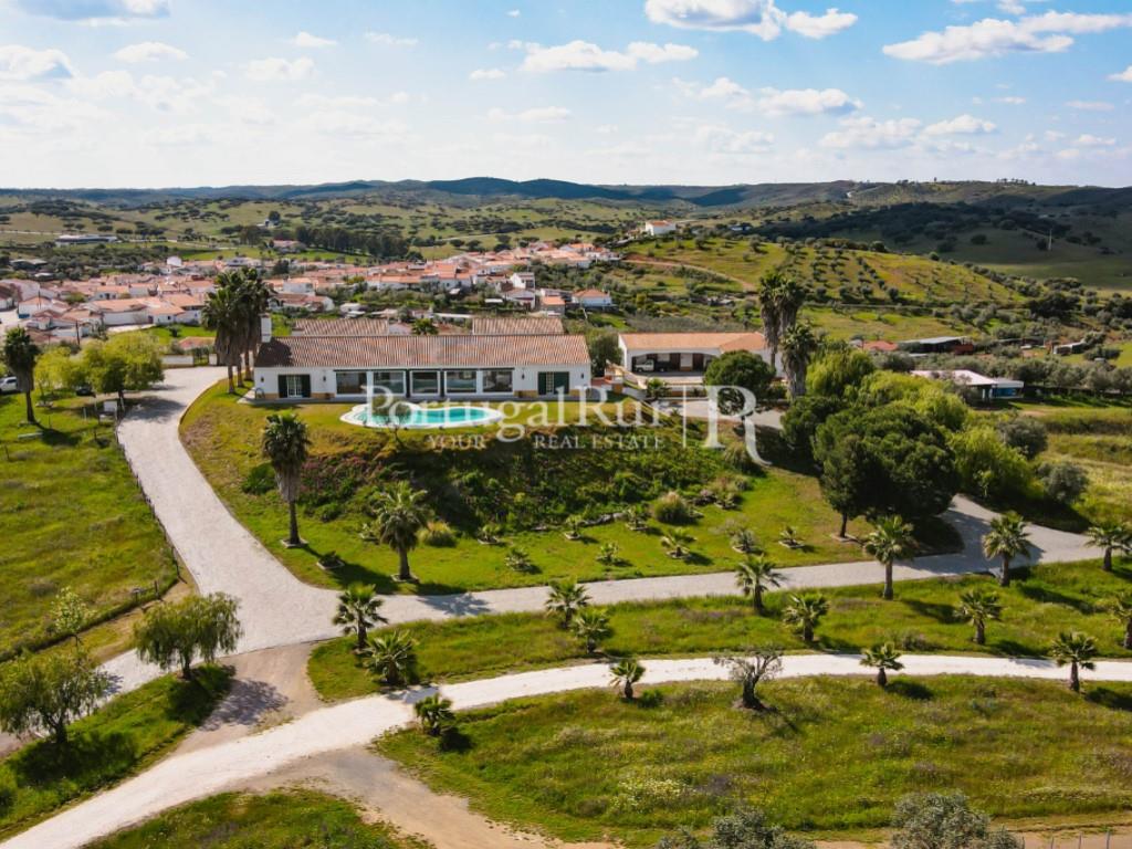 Farm bordering the Alqueva Lake with equestrian aptitude