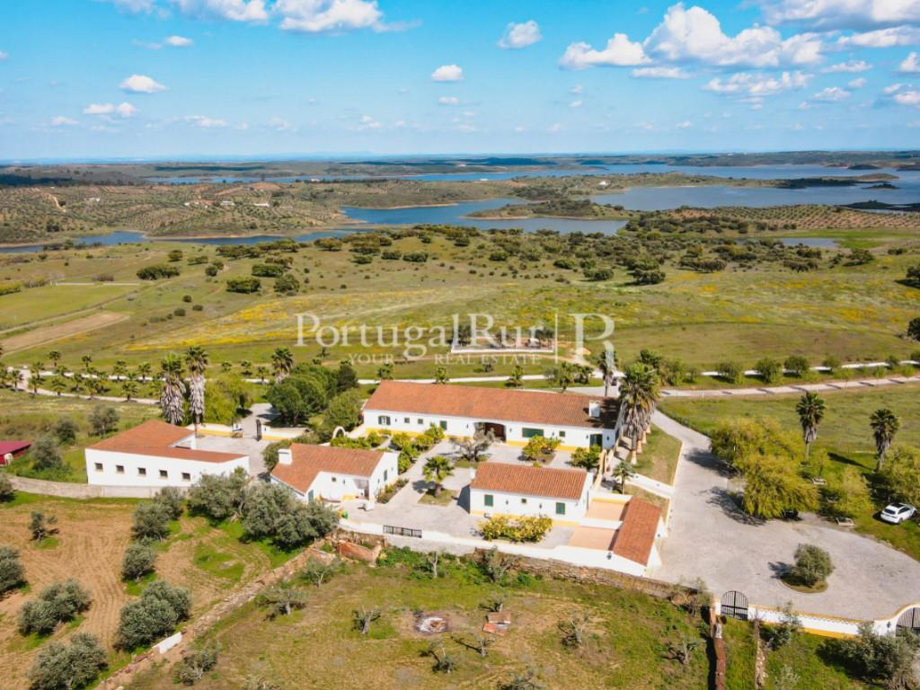 Farm bordering the Alqueva Lake with equestrian aptitude