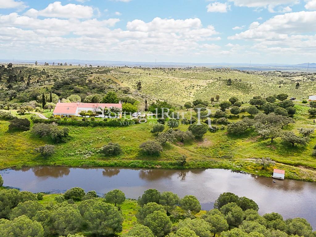 Estate with 90 hectares and 2 houses