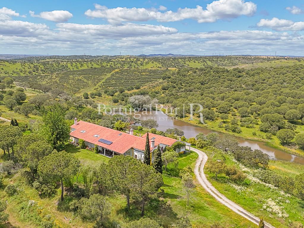 Estate with 90 hectares and 2 houses