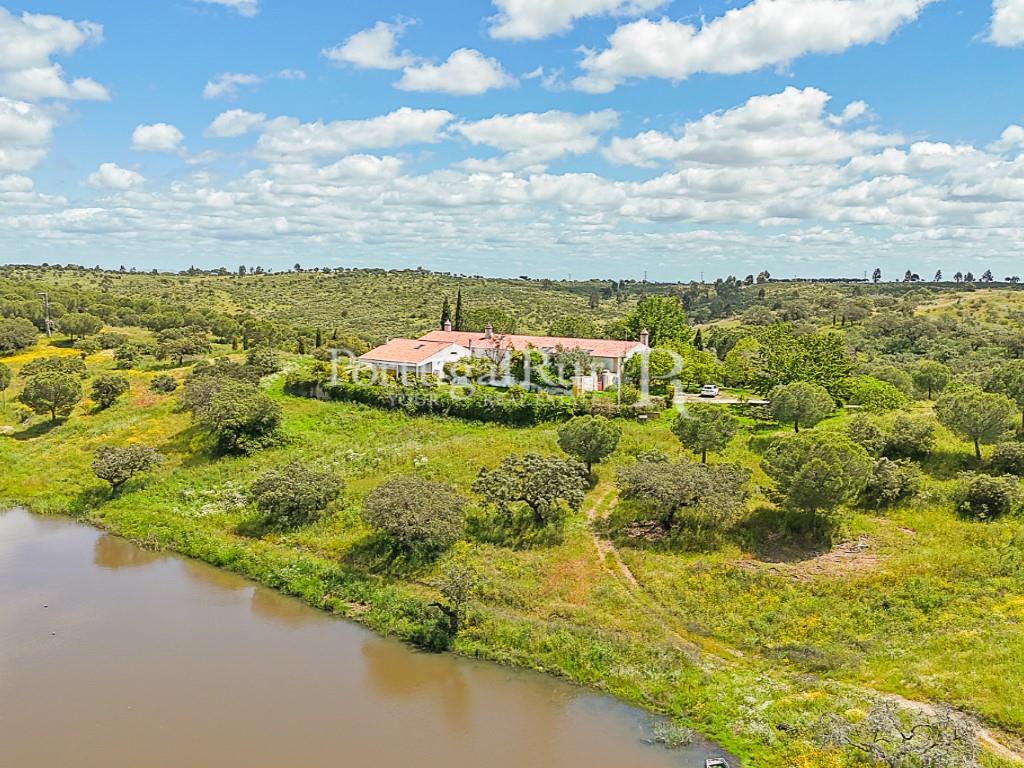 Estate with 90 hectares and 2 houses