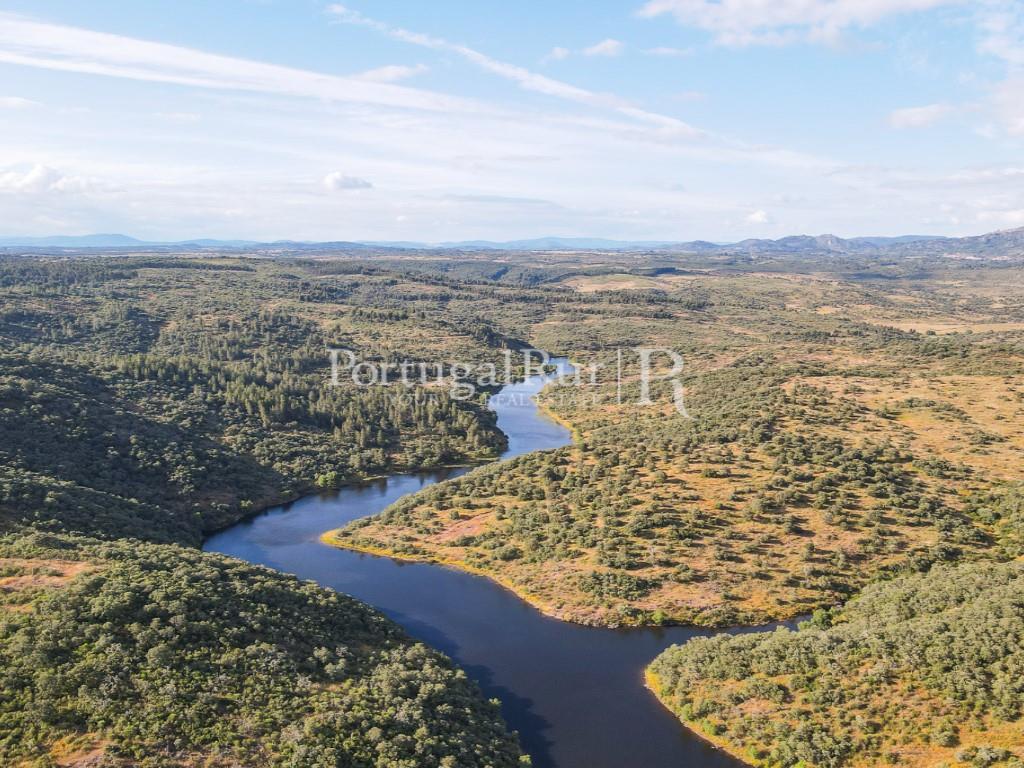 Herdade de 145 Hectares Junto ao Rio