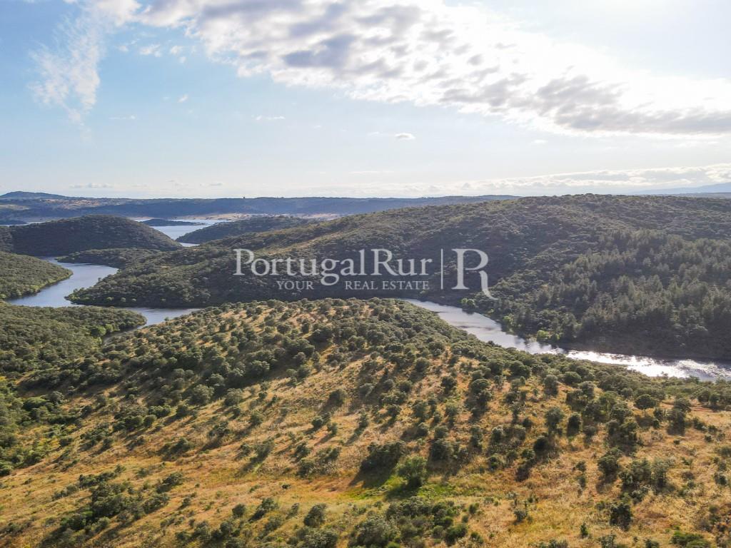 Herdade de 145 Hectares Junto ao Rio