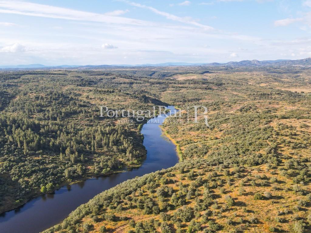 Herdade de 145 Hectares Junto ao Rio