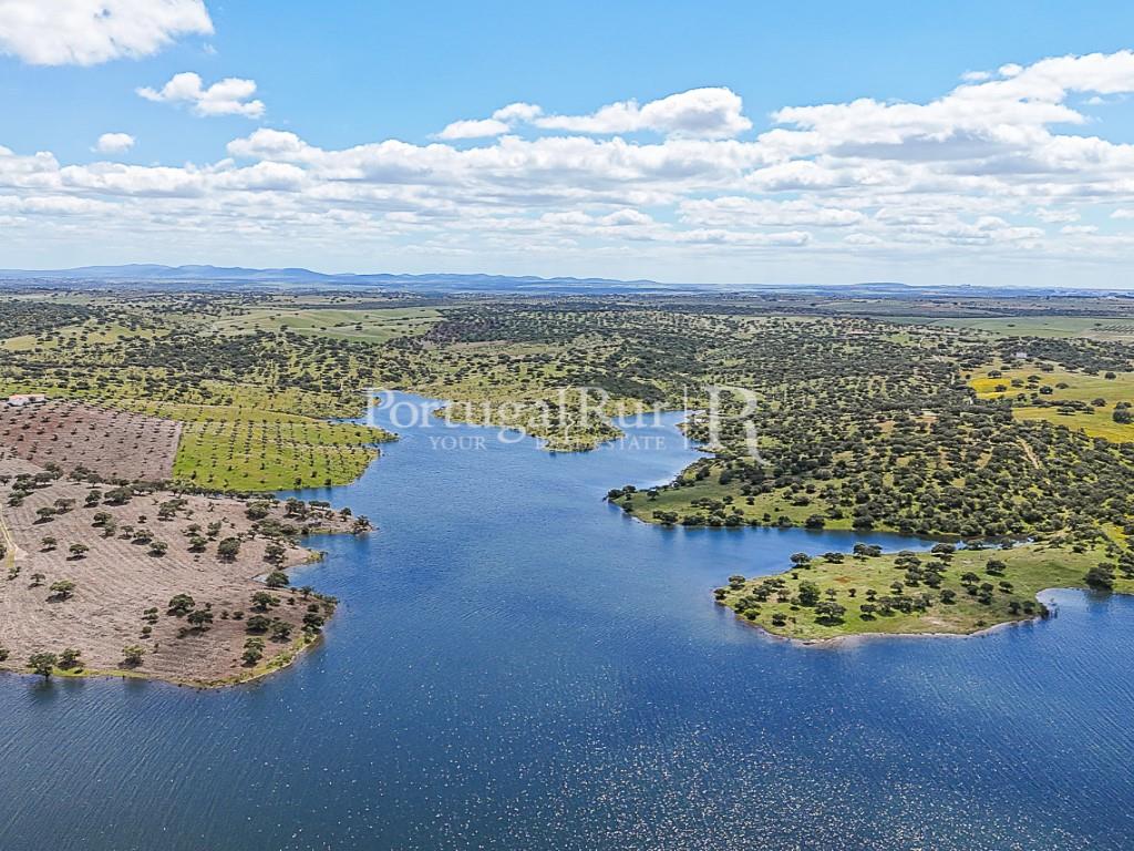 Estate in Alqueva with Approved Tourism Project (T10) and 8.5 Hectares in the Heart of Alentejo