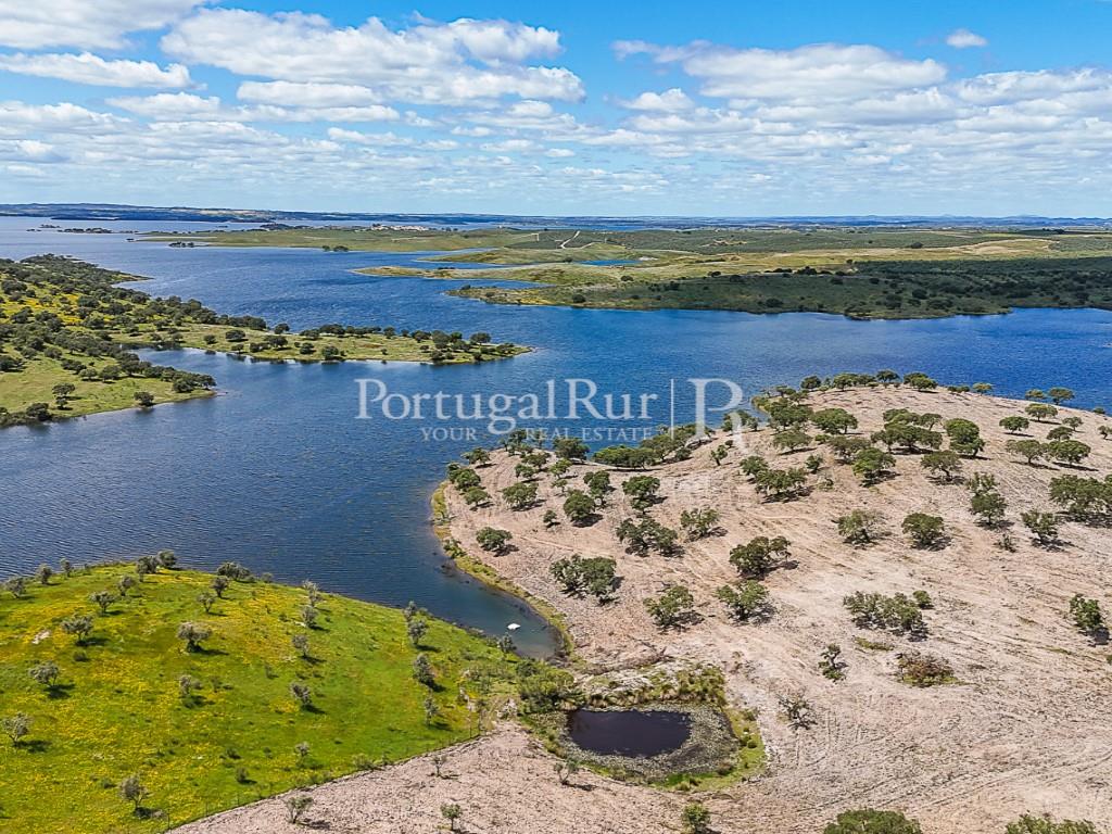 Estate in Alqueva with Approved Tourism Project (T10) and 8.5 Hectares in the Heart of Alentejo