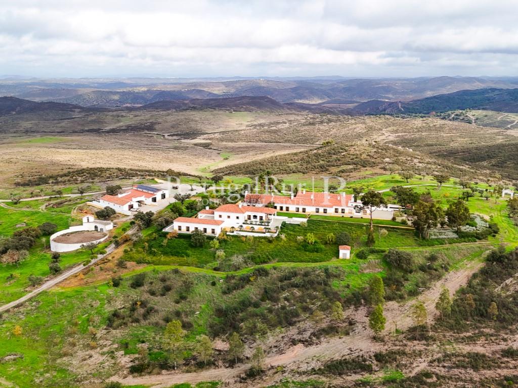 Herdade de Caça com 1000 Hectares + 4 Apartamentos + Anexos