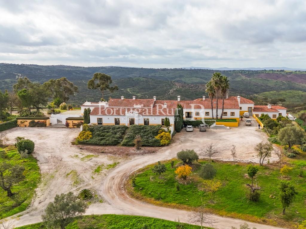 Herdade de Caça com 1000 Hectares + 4 Apartamentos + Anexos