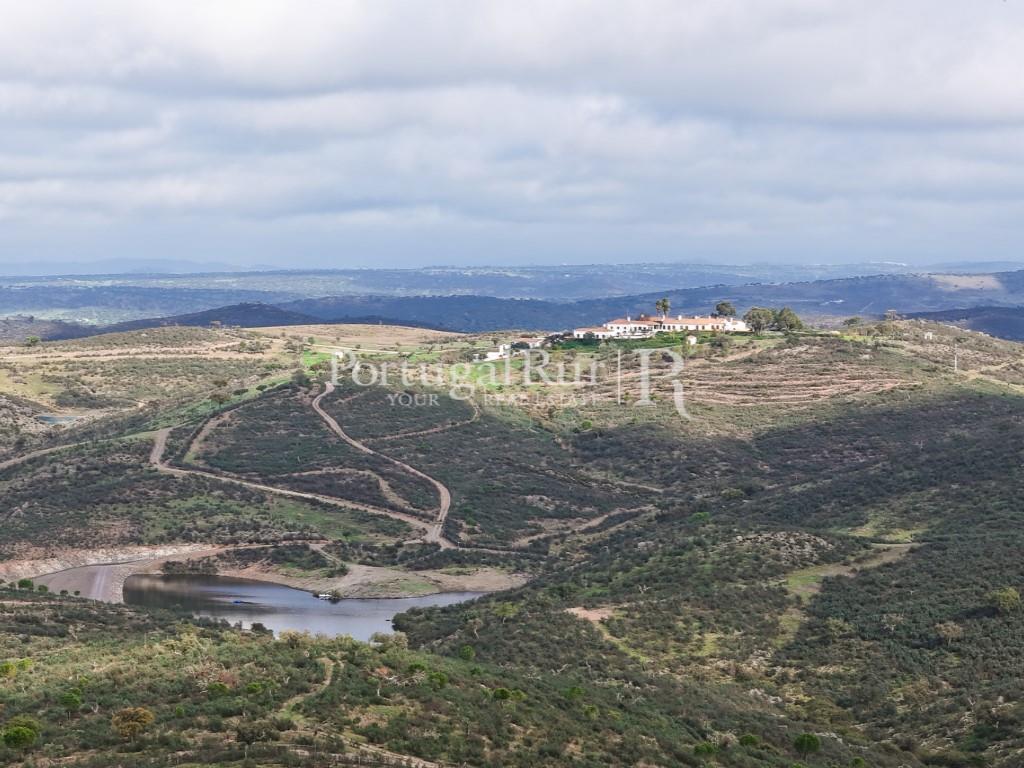 Herdade de Caça com 1000 Hectares + 4 Apartamentos + Anexos