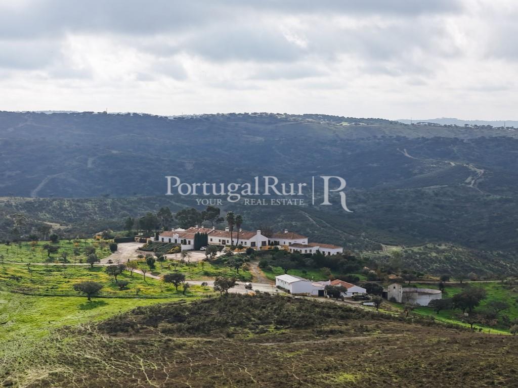Herdade de Caça com 1000 Hectares + 4 Apartamentos + Anexos