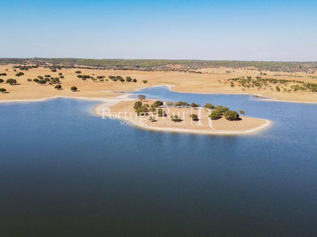 Property of 50 ha with Rural Hotel by a lake in the Portalegre area