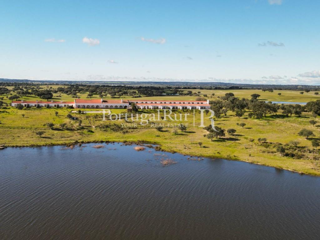 Property of 50 ha with Rural Hotel by a lake in the Portalegre area