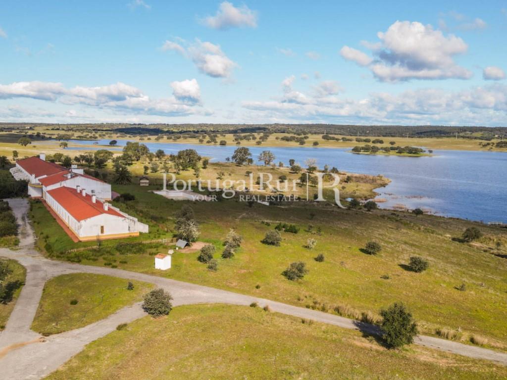 Property of 50 ha with Rural Hotel by a lake in the Portalegre area