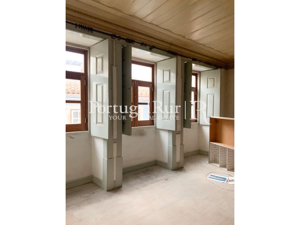 Downtown Coimbra Building - 9 apartments 2 comercial space
