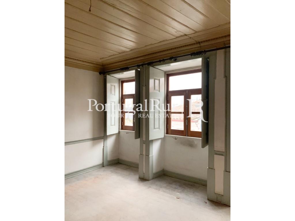 Downtown Coimbra Building - 9 apartments 2 comercial space