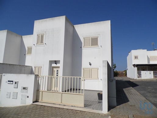 Home / Villa with 3 Rooms in Faro with 136,00 m²