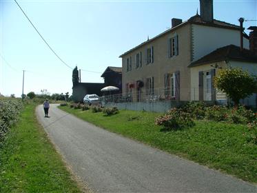 Französisch-Landhaus auf 10 ha mit Angelsee