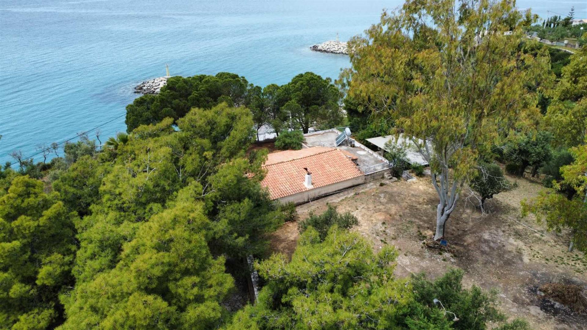 Maison en bord de mer à vendre dans le village pittoresque d'Akrogiali Avias
