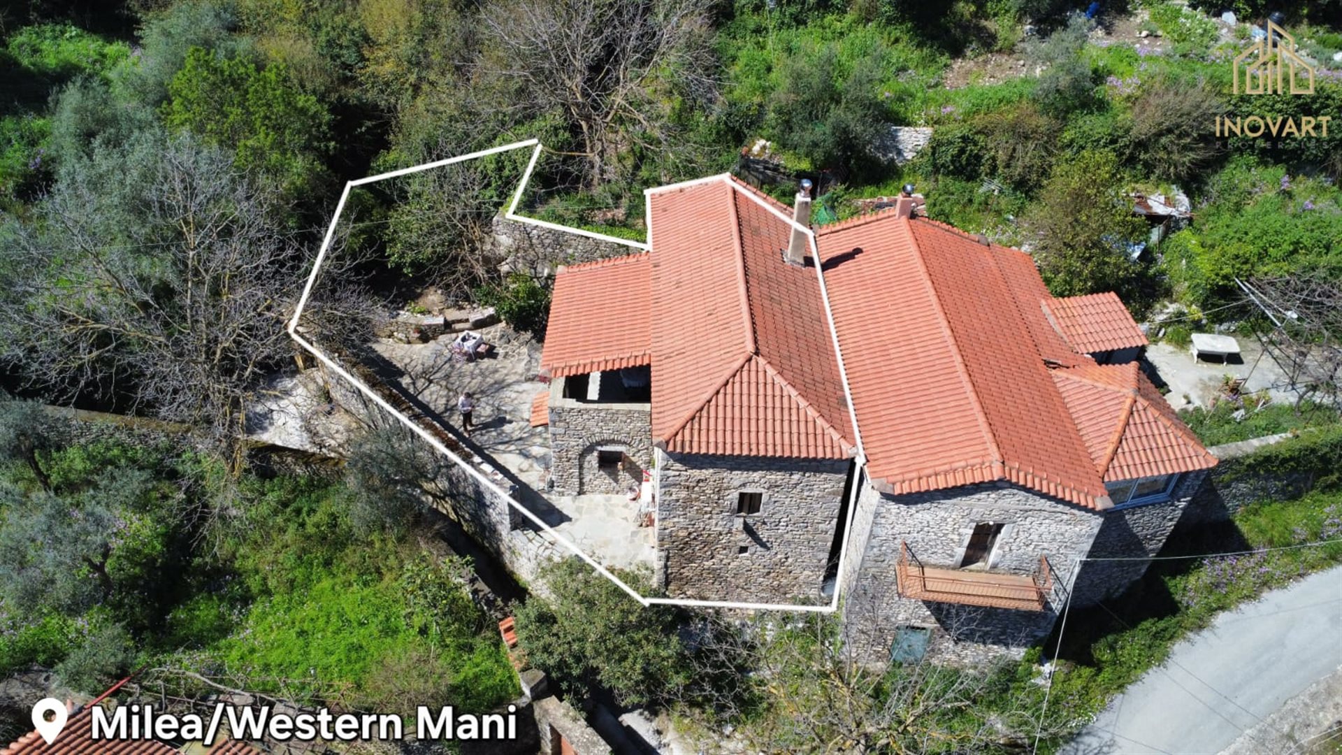 Vândut - maisonetă din piatră mobilată pe două niveluri