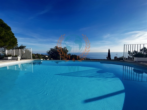 Fritliggende villa med panoramaudsigt over havet