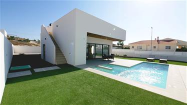 Villa individuelle avec 3 chambres et 3 salles de bains avec piscine privée à Benijofar