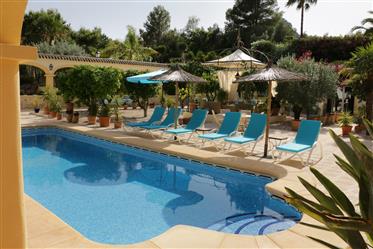 Villa unique avec 8 chambres et 7 salles de bain avec piscine privée dans la vallée d'Orba, Costa Bl