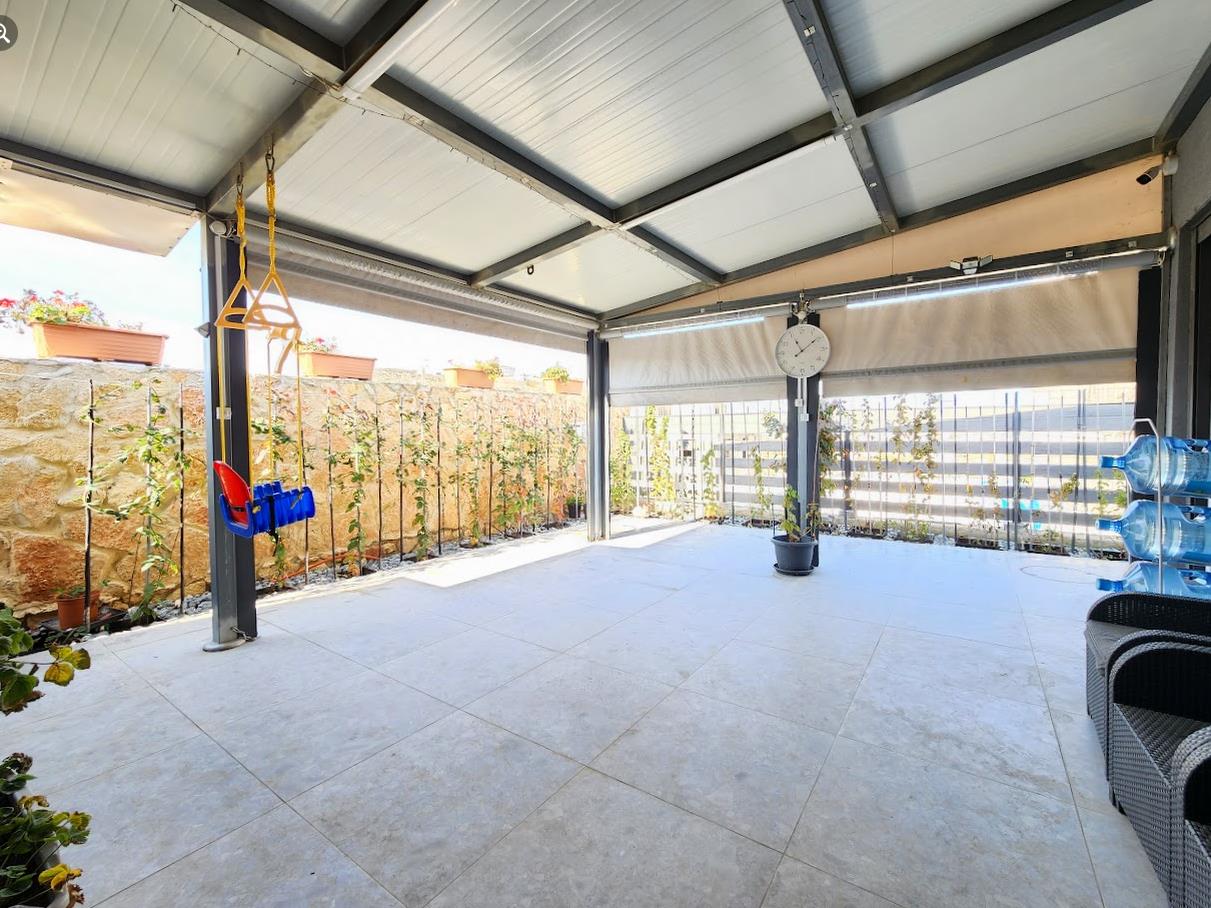 For sale private house/villa in the city Maalot