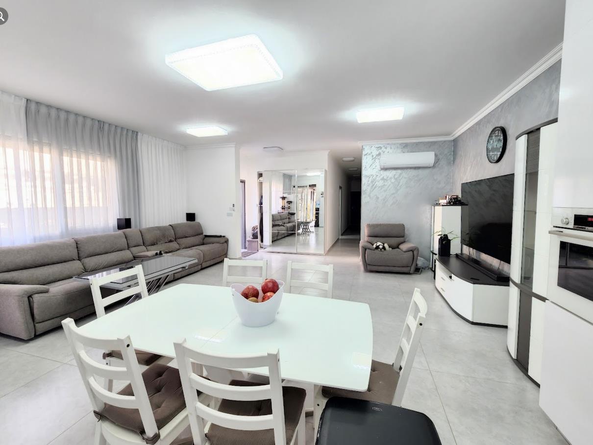 For sale private house/villa in the city Maalot