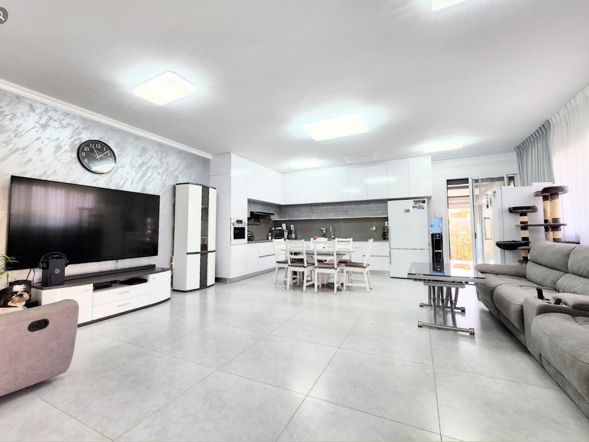 For sale private house/villa in the city Maalot