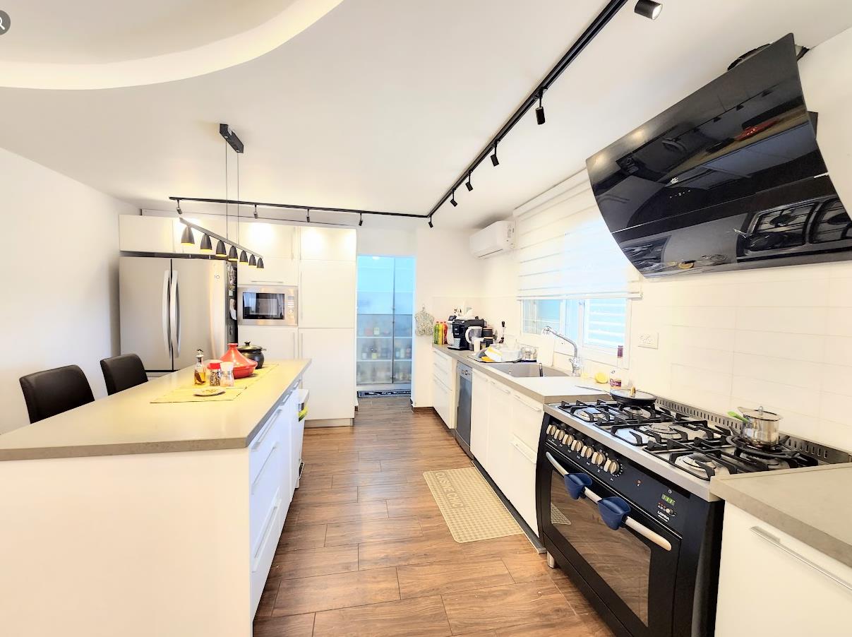 For sale privat house/villa in the city Maalot