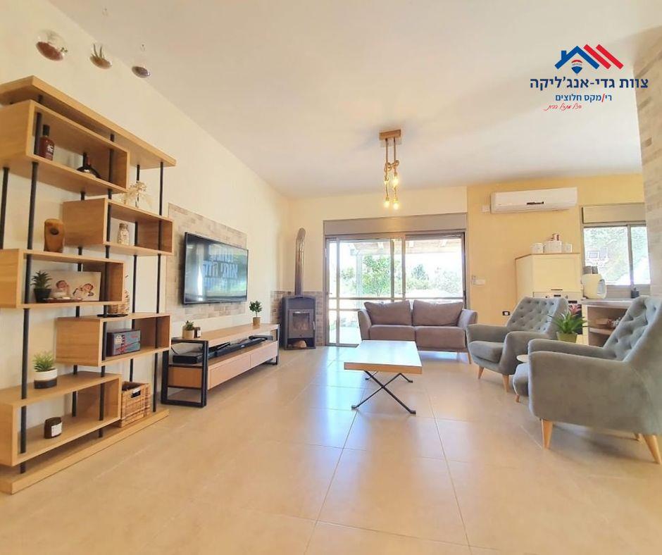 For sale in Maalot 10-room private house/Villa