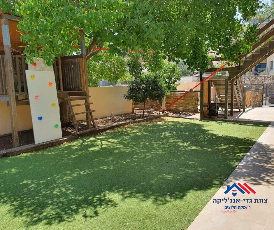 For sale in Maalot 10-room private house/Villa