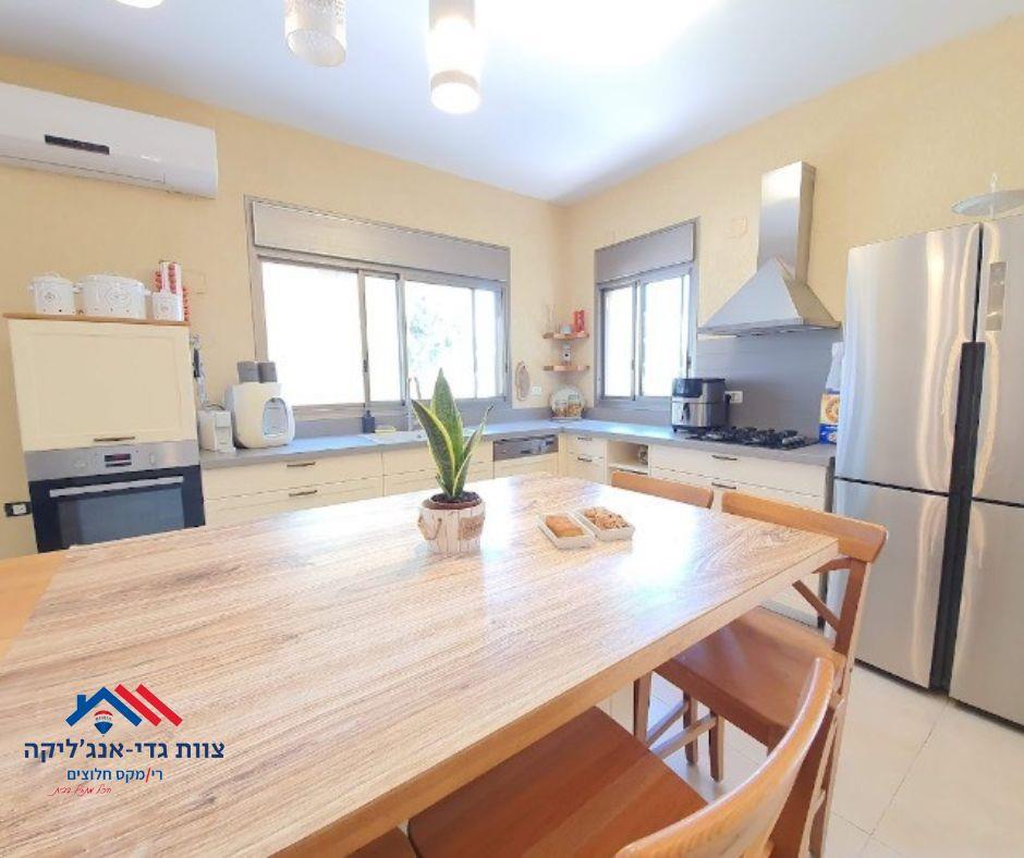 For sale in Maalot 10-room private house/Villa