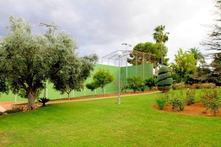 Meget stor villa i pænt beboelsesområde i nærheden af Valencia