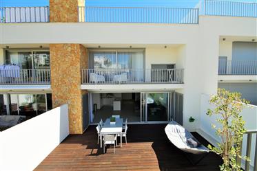Fantastique villa contemporaine avec piscine panoramique sur le toit-terrasse