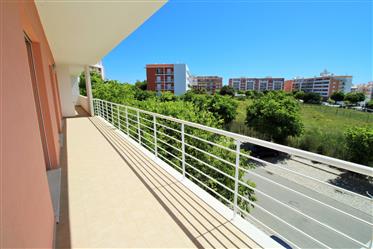 Large 2 bedroom apartment in a new building with swimming pool, 5 minutes walk to the beach 