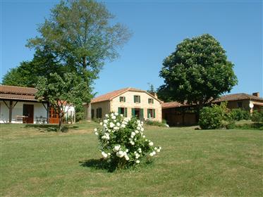 5 ac. Gascon estate/pool/orchard / + 5 guest cottages