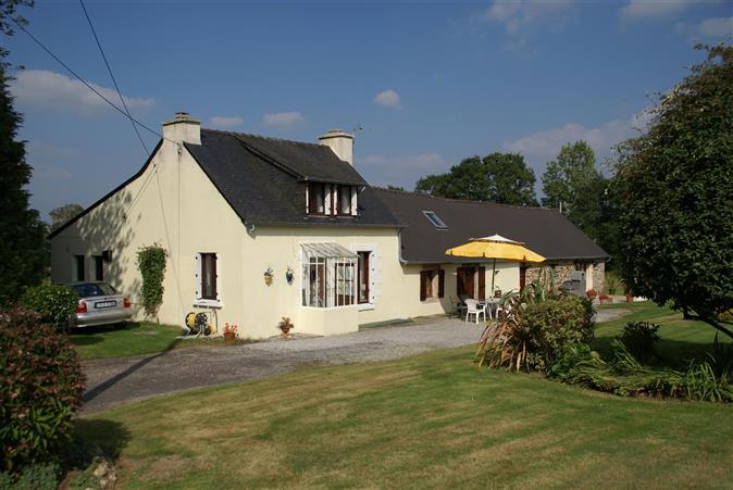 Smuk traditionelle bretonske bondegård beliggende i idylliske omgivelser.