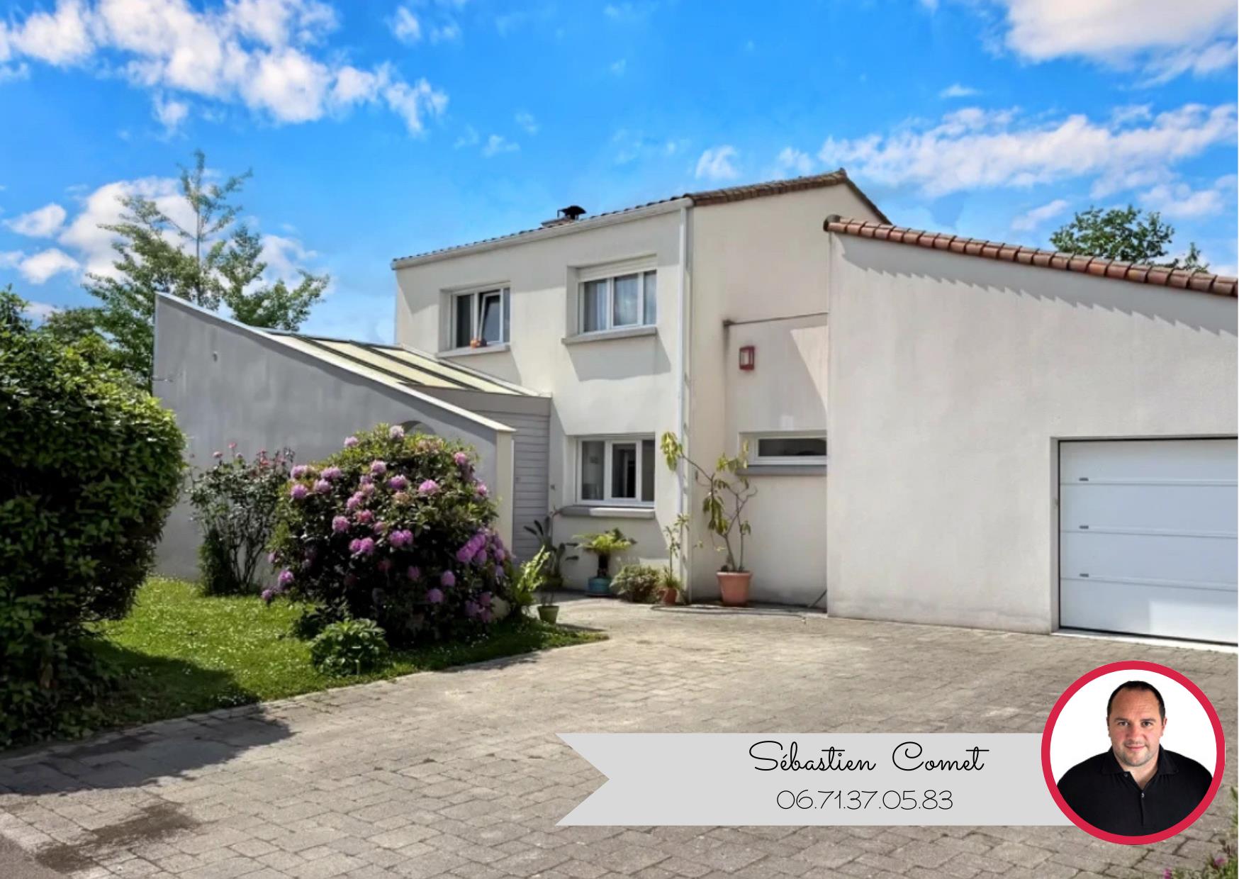 For sale Family home with swimming pool Exclusively in Montbert