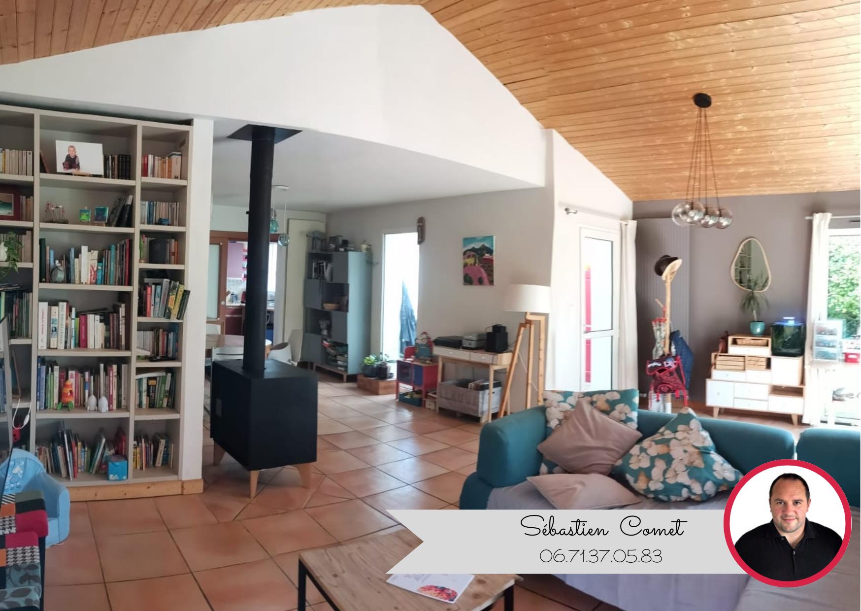 For sale Family home with swimming pool Exclusively in Montbert