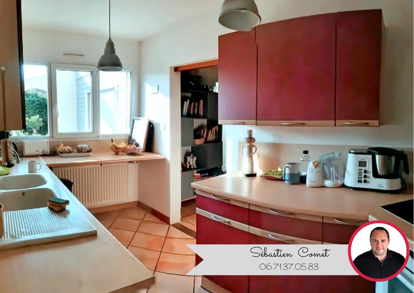 For sale Family home with swimming pool Exclusively in Montbert