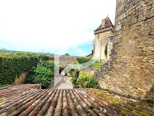 Herenhuis aan de voet van de wallen van het Château de Biron