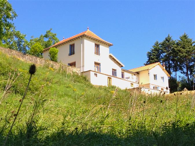 Casa de pedra com turismo rural; localizado em Aveyron.