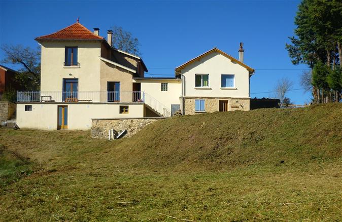 Kamenný dům s gite; nachází se v Aveyron.