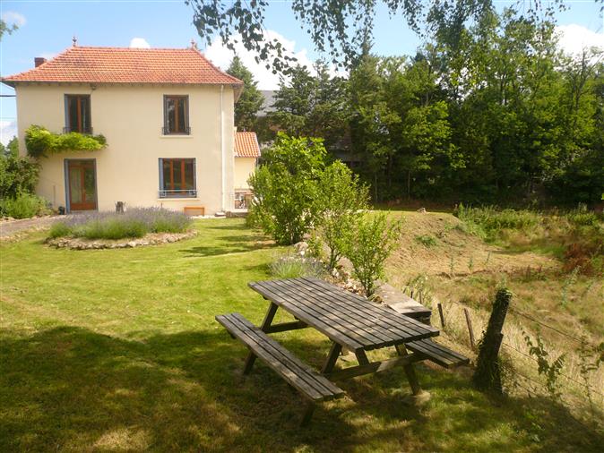 Casa de pedra com turismo rural; localizado em Aveyron.