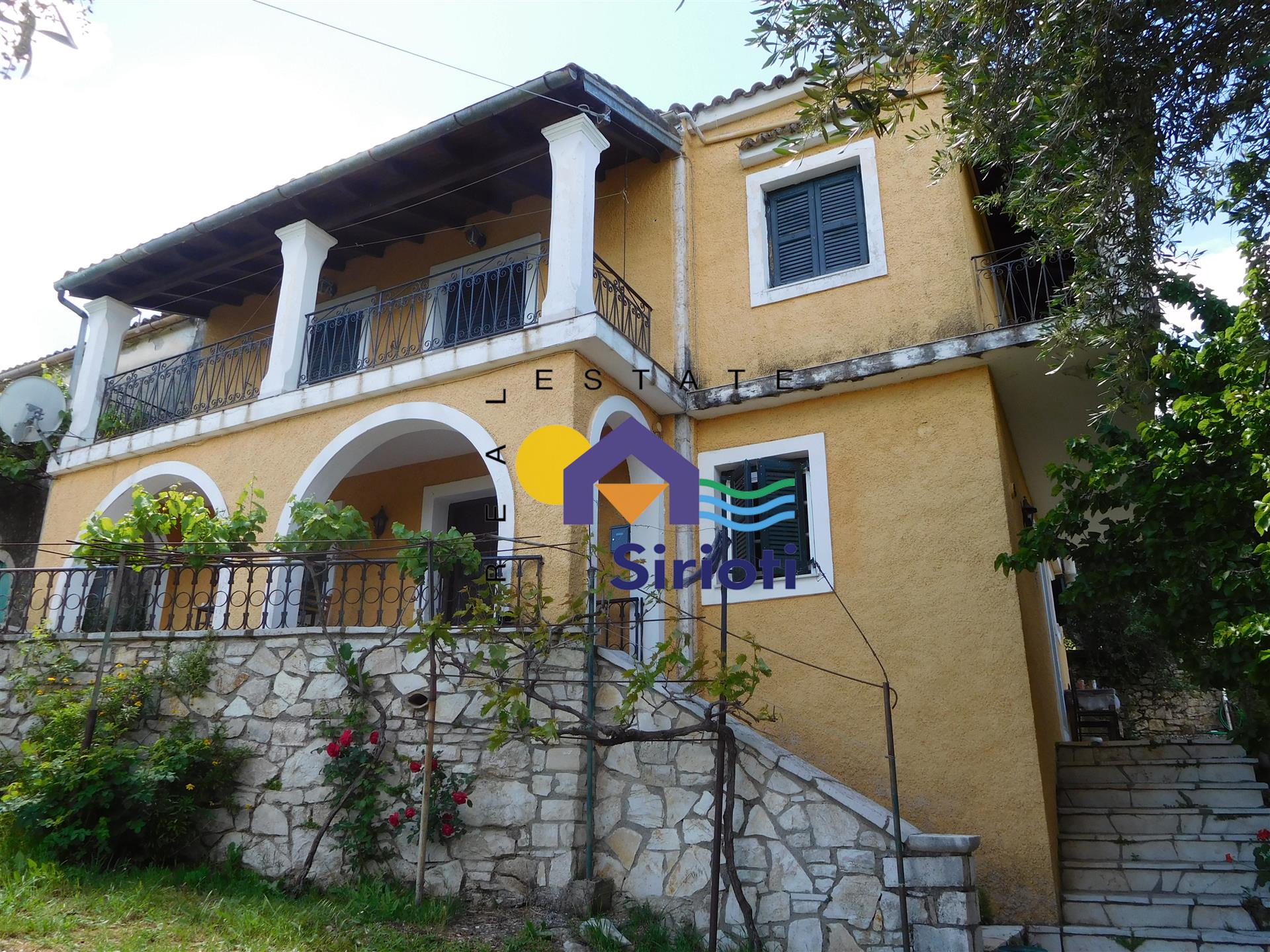 Korfu, Sinies. Zum Verkauf steht ein zweistöckiges Steinhaus von 122 qm 