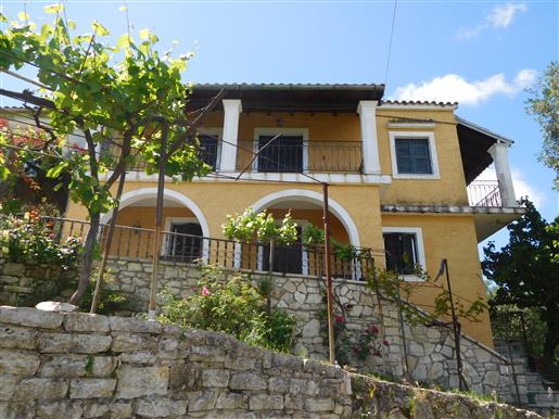Corfu, Sinies. Te koop een stenen huis met twee verdiepingen van 122 m² 
