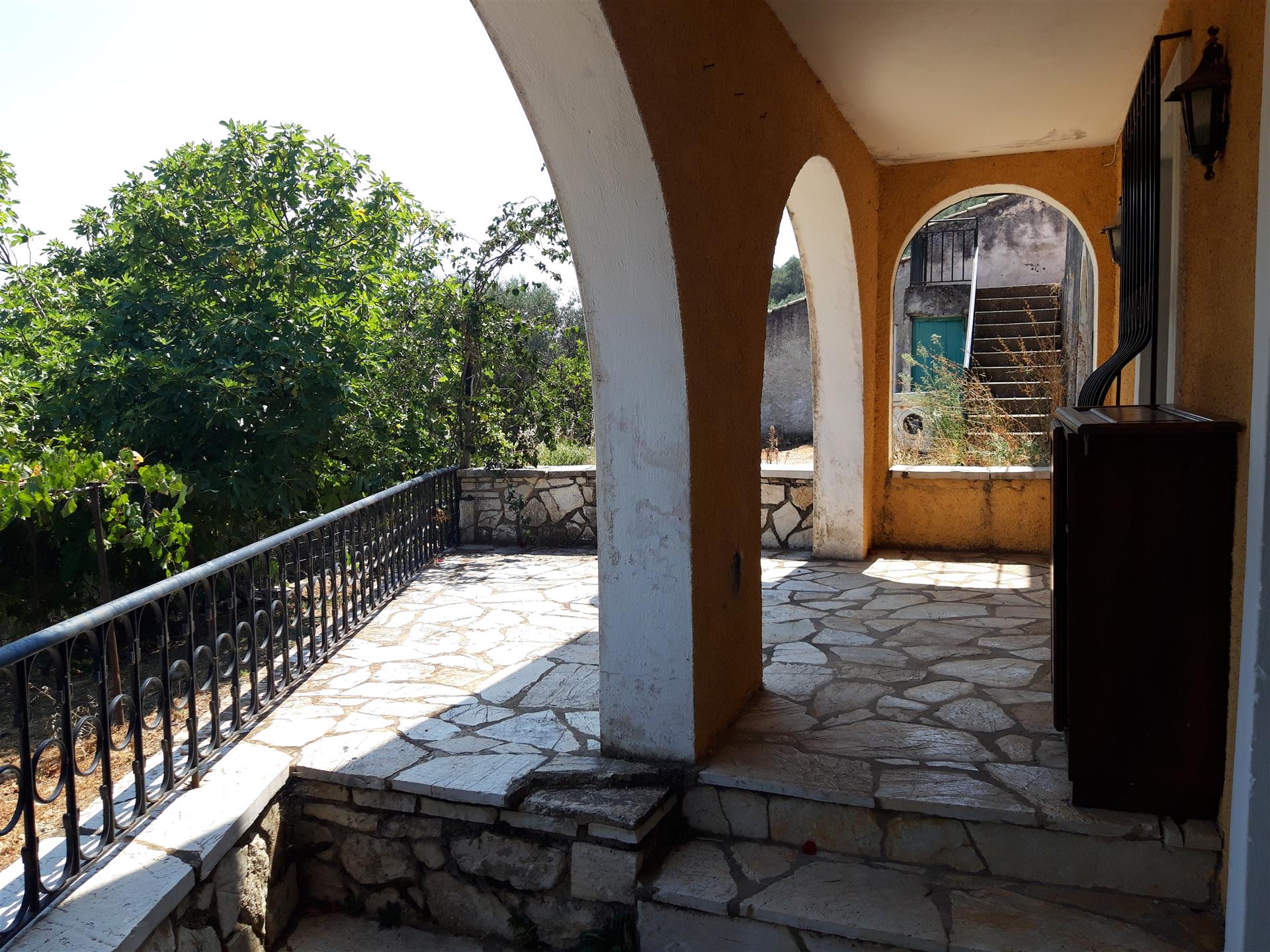 Corfu, Sinies. Te koop een stenen huis met twee verdiepingen van 122 m² 
