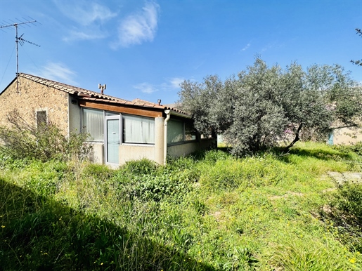 Single storey villa for sale with shed on a plot of 2680m2